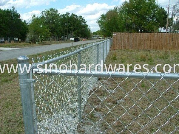 residentia lchain link fence